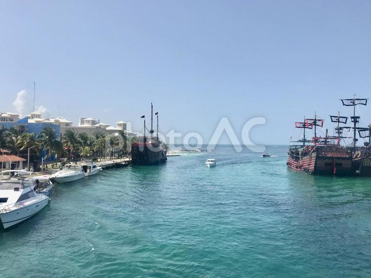 メキシコ、カンクンのカリブ海と船 カンクン,カリブ海,海外の写真素材