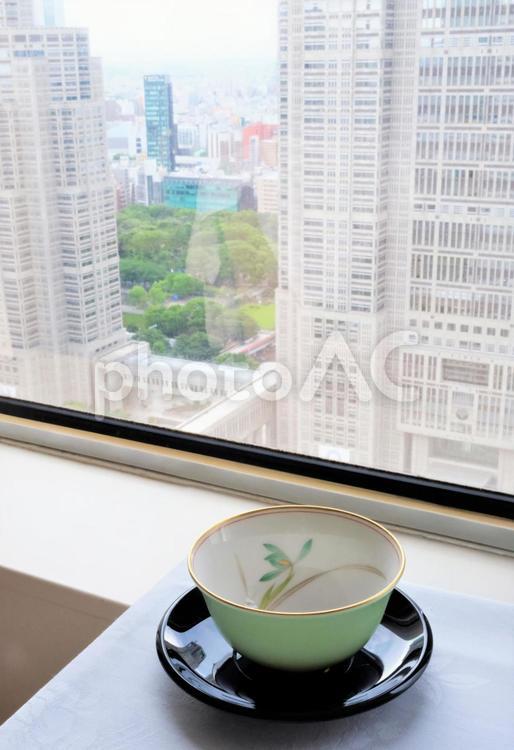 高層階の窓際に並べたエメラルドグリーンの湯のみ 湯のみ,エメラルドグリーン,高層階の写真素材