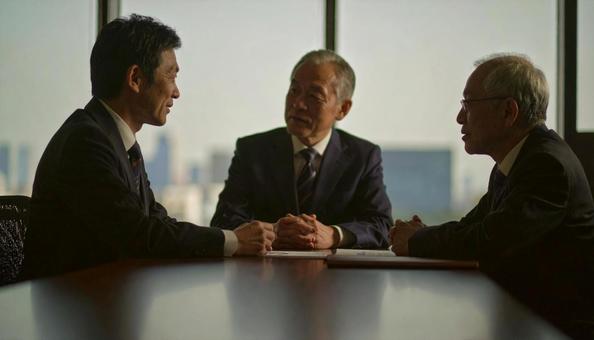 金融機関担当者と社長が経営相談 金融機関担当者と社長が経営相談の写真