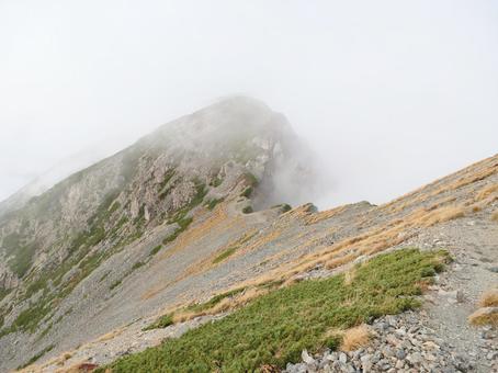 農鳥岳山頂付近からの景色 農鳥岳山頂付近からの景色 農鳥岳,霧,白根三山の写真素材