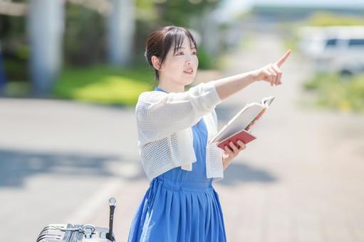 指差す旅行者 指差す旅行者 女性,旅行,観光の写真素材