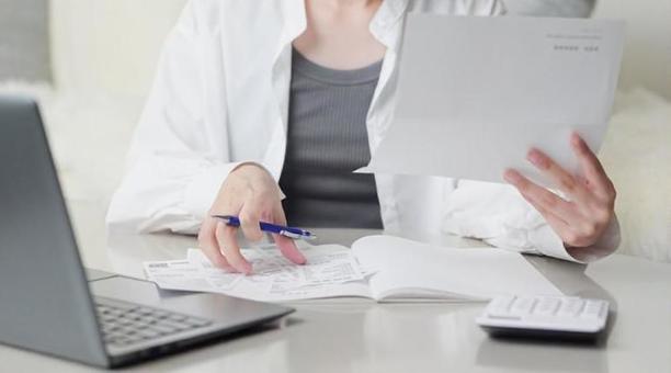 買い物の明細を確認するアジア人女性 明細,確認,女性の写真素材