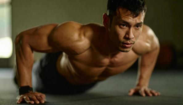 腹筋を鍛える日本人男性 腹筋を鍛える日本人男性の写真