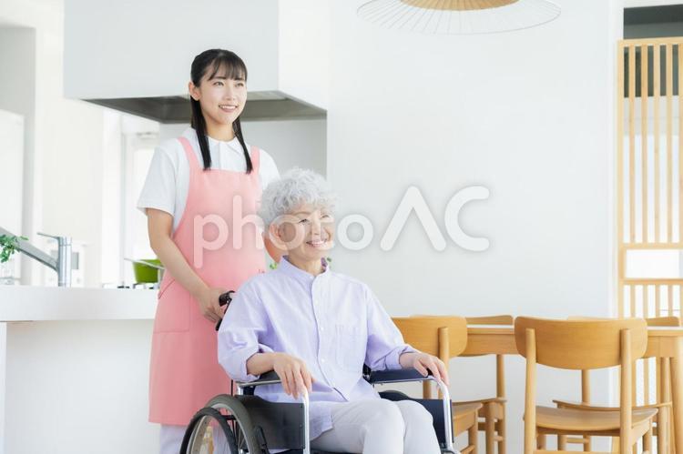 シニア女性を介護をする介護士の女性 介護,介護士,シニアの写真素材