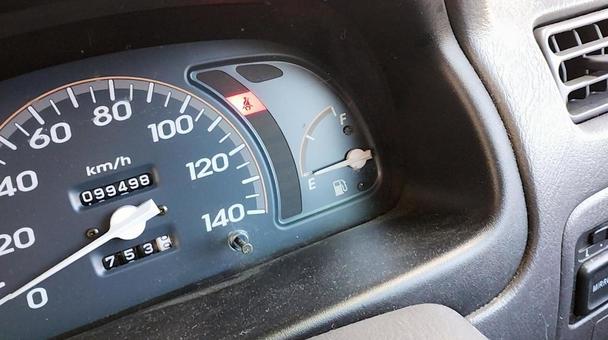 ガソリンががが！！！！ 車,ガソリンメーター,乏しびの写真素材