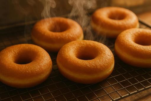 焼き立ての香ばしいリングドーナツ 焼き立ての香ばしいリングドーナツの写真