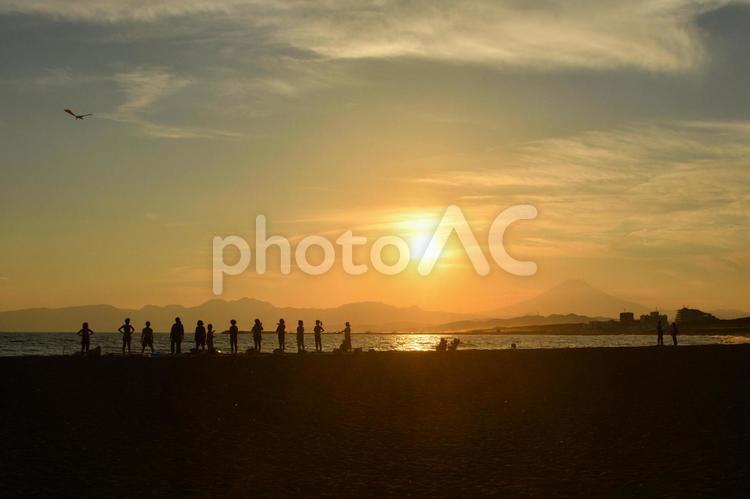 風景　夕焼け時の富士山と相模湾の中でのビーチヨガ（シルエット） 風景,夕焼け,日没の写真素材