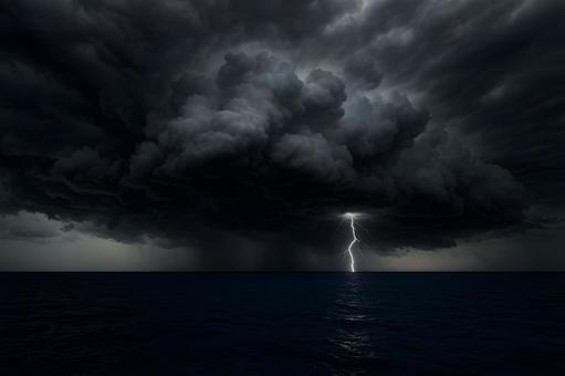 海上を裂く稲妻の写真