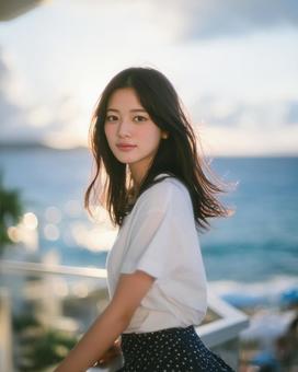 光に包まれた海辺の女性 光に包まれた海辺の女性の写真