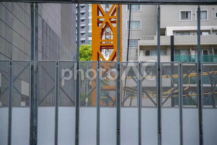 工事現場のゲートとクレーンの黄色い支柱 クレーン,ゲート,工事の写真素材
