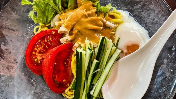 れんげが乗った冷やし中華 れんげが乗った冷やし中華 野菜,たくさん,食べ物の写真素材