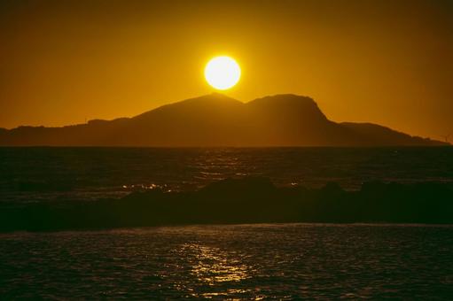 <五島の風景>海の向こうの島から昇る朝日 <五島の風景>海の向こうの島から昇る朝日の写真