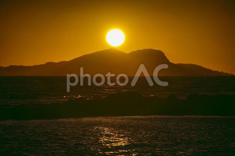 ＜五島の風景＞海の向こうの島から昇る朝日 風景,海,夜明けの写真素材