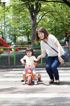 母親 育児 母親 育児 公園,女性,人物の写真素材