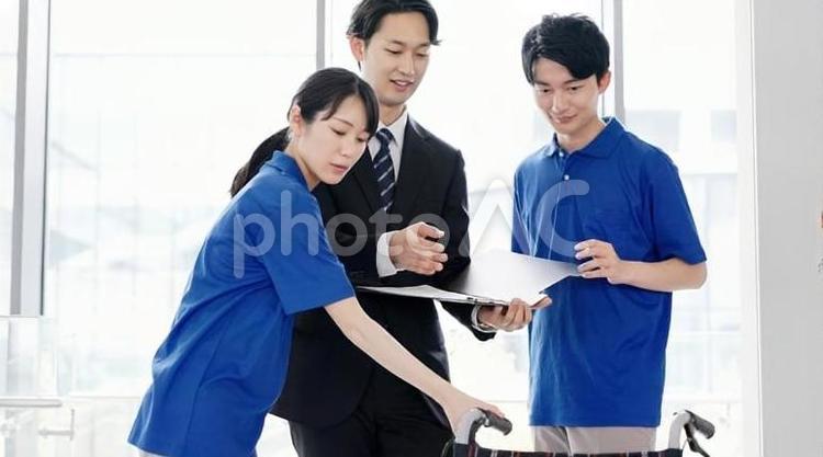 話す介護士と福祉用具専門相談員 介護士,福祉用具専門相談員,相談の写真素材