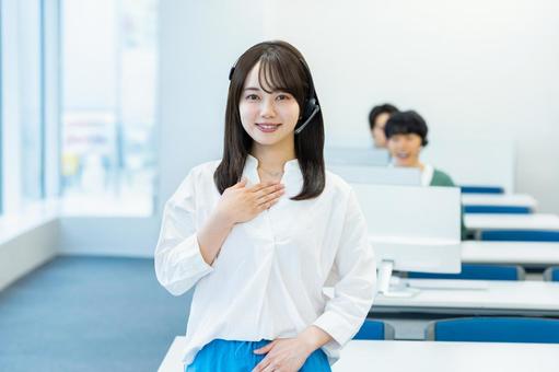 インカムで話すオペレーターの若い女性 オペレーター,コールセンター,笑顔の写真素材