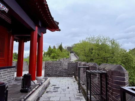 虎山長城　箭楼と城壁の写真