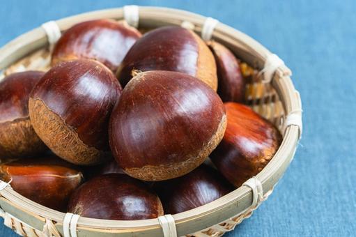 栗 愛媛県産 栗 愛媛県産 栗,愛媛県産,竹ざるの写真素材