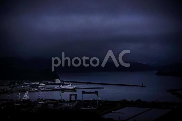 ＜五島＞夜の福江港に浮かぶカーフェリー 海,フェリー,カーフェリーの写真素材