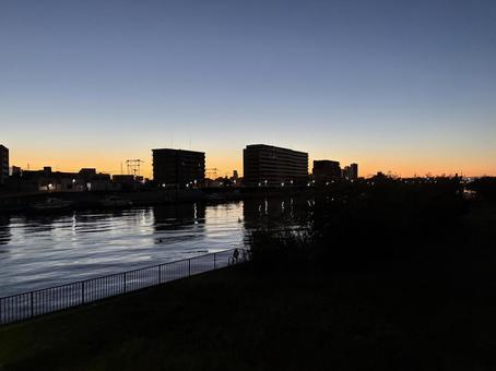 朝空と川の写真