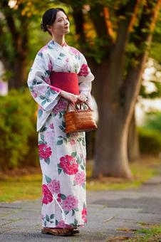 浴衣姿の女性が夕暮れの道を歩く 女性,浴衣,歩くの写真素材