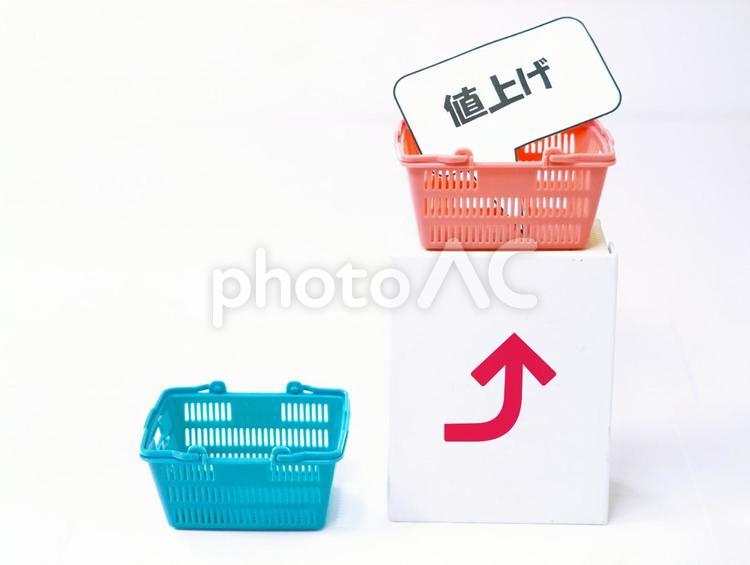 買い物かご、値上げ、矢印 買い物かご,値上げ,矢印の写真素材