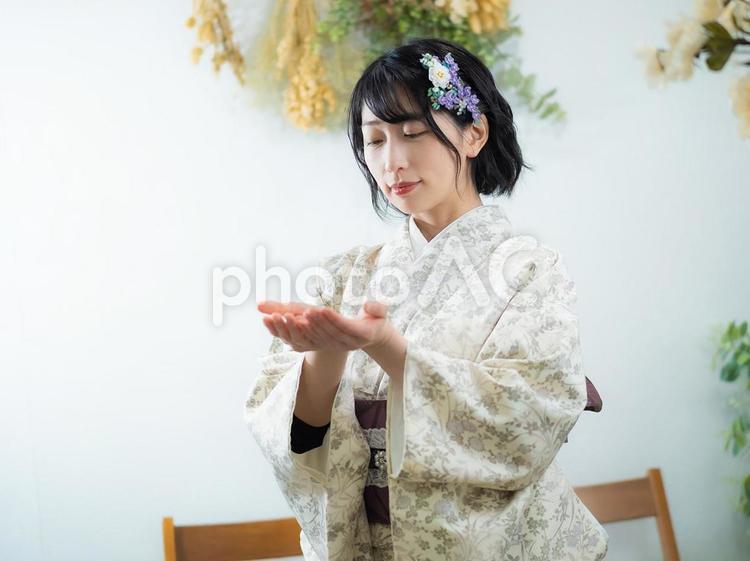 10：洋風な花柄小紋（着物）を着る女性 女性,日本人,人物の写真素材