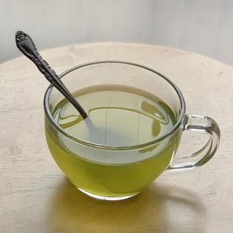 お茶とスプーンの写真