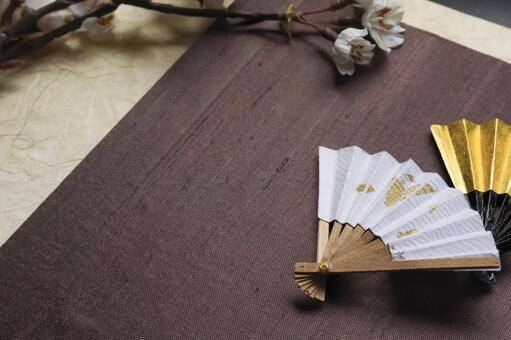 ミニ扇子と桜の枝が春を彩る和の背景 扇子,桜,さくらの写真素材