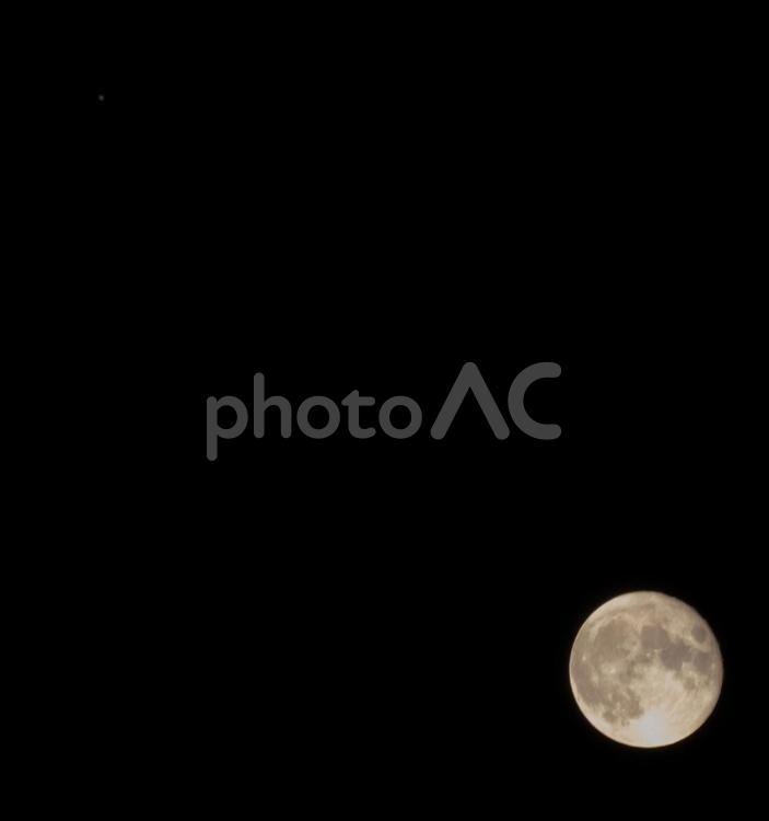 満月と...。 満月,夜空,星空の写真素材