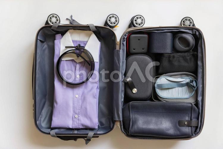 キャリーバッグの中にベルトとワイシャツとポーチ キャリーバッグ,人物なし,黒の写真素材