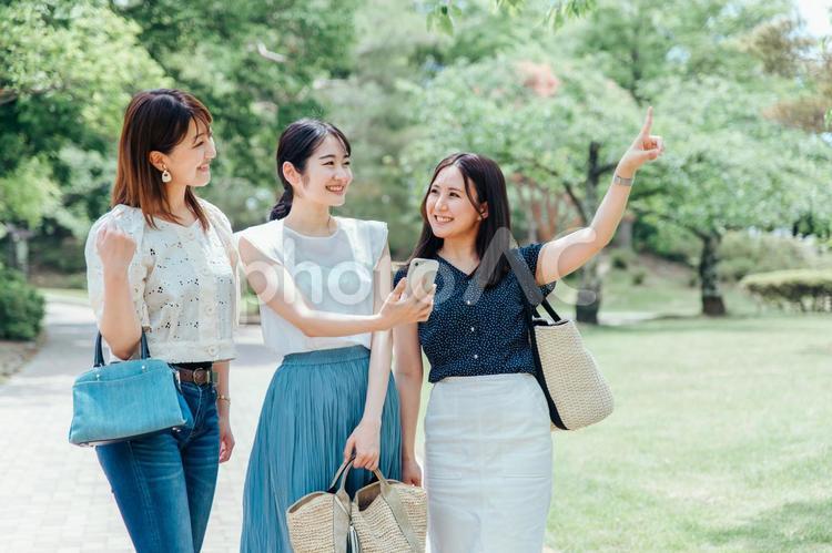 旅行する女性たち（スマホ・アプリ） 旅行,スマホ,観光の写真素材