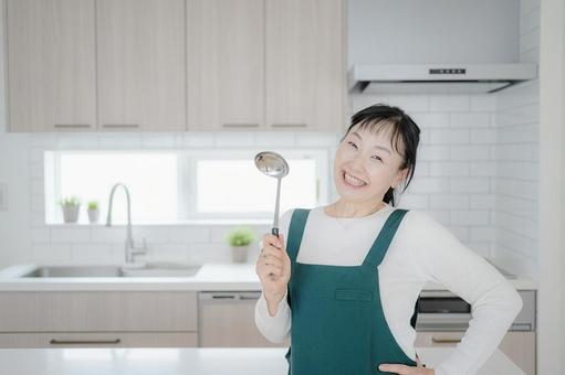 料理する女性 料理する女性 料理,調理,台所の写真素材