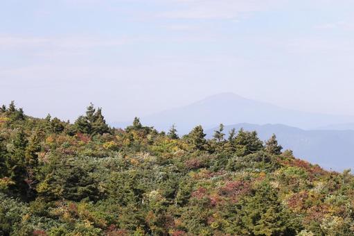 霞む鳥海山 秋,風景,栗駒山の写真素材