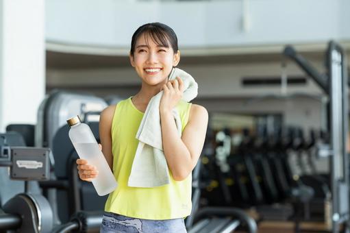 ジムでトレーニングする若い女性 ジム,フィットネス,トレーニングの写真素材