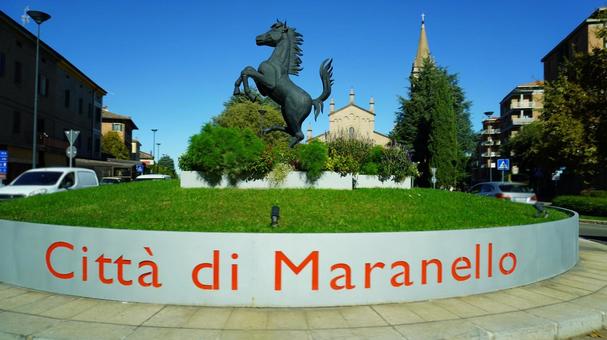 イタリア/ボローニャ地方の道路 馬の像,ボローニャ,イタリアの写真素材