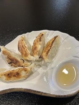香ばしい焼き餃子 香ばしい焼き餃子の写真
