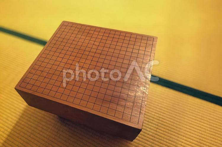 畳の上に置かれた重厚な碁盤のある風景 碁盤,和室,畳の写真素材
