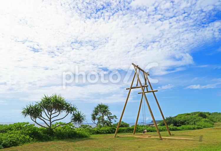青空と自然の風景 空,青空,遊具の写真素材