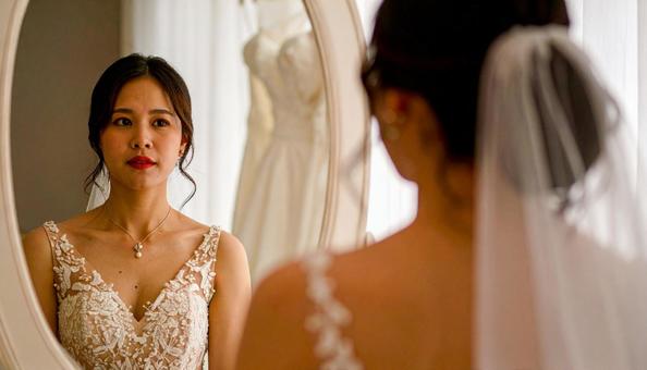 緊張して鏡の前に座る結婚式前の花嫁 緊張して鏡の前に座る結婚式前の花嫁の写真