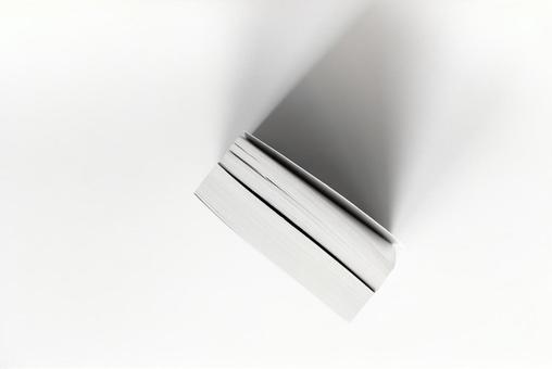 立てられて小口が見えている冊子 立てられて小口が見えている冊子 モックアップ,物撮り,手帳の写真素材
