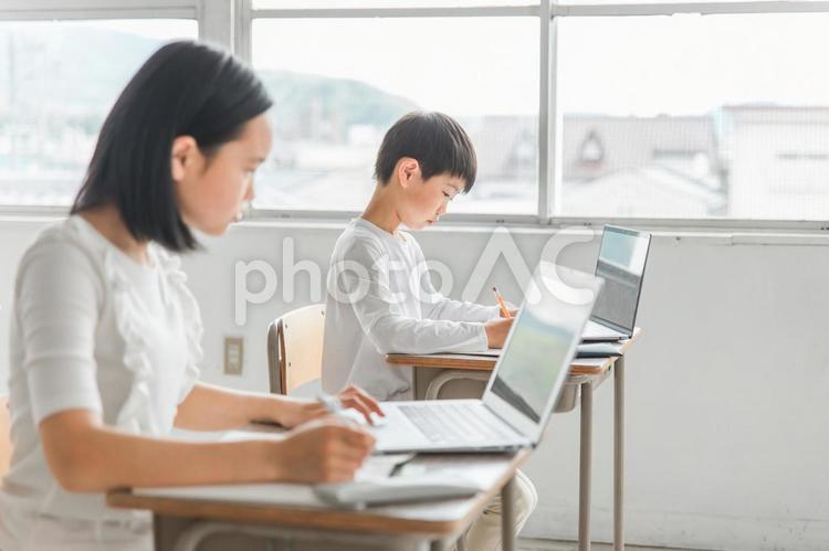 パソコンを使って勉強する日本人の子供 学校,教育,ict教育の写真素材