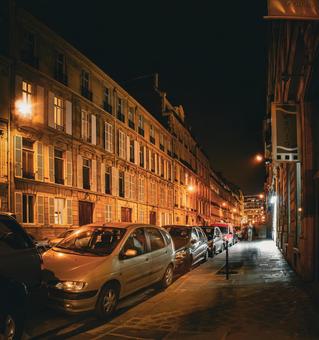 夜のパリ路地裏 夜のパリ路地裏 路地,夜景,建物の写真素材