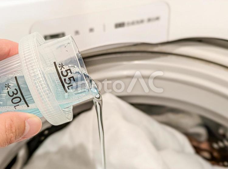 洗濯洗剤を投入する 液体洗剤,洗剤,洗濯の写真素材