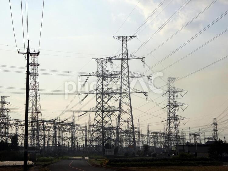 鉄塔がある風景 鉄塔,送電線,電線の写真素材
