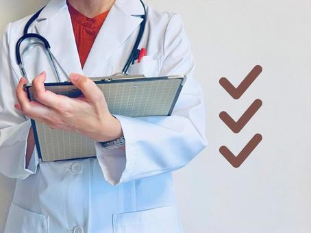 ヒアリングをするドクター カルテ,女医,検査の写真素材