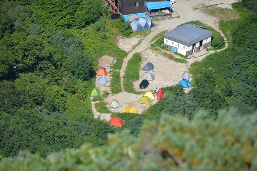 上から見た剱岳・早月小屋のテント場 上から見た剱岳・早月小屋のテント場の写真