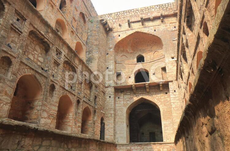 インド　ニューデリーの歴史的建造物　アグラーセン　キ　バオリ　階段井戸 インド,デリー,ニューデリーの写真素材