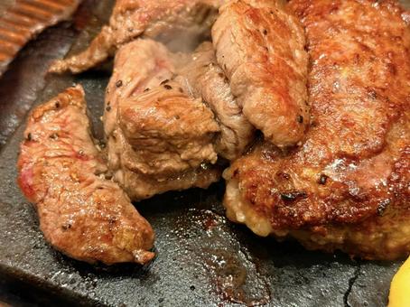 肉汁じゅわ〜♪鉄板で焼くステーキ 肉汁じゅわ〜♪鉄板で焼くステーキ ビーフ,ステーキ,焼肉の写真素材