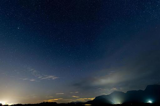 満天の星空 満天の星空 天の川,夏の大三角,満天の星空の写真素材